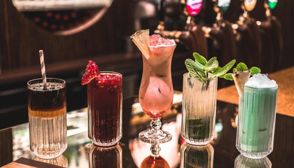Auswahl an bunten Cocktails an der Bar