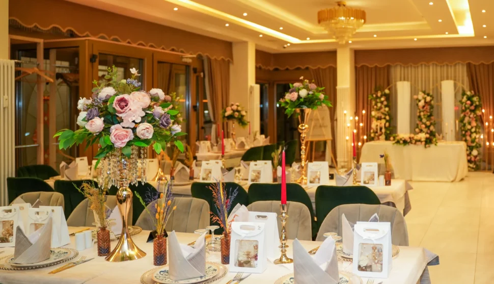 Hochzeitsdeko im festlich geschmückten Byblos Restaurant