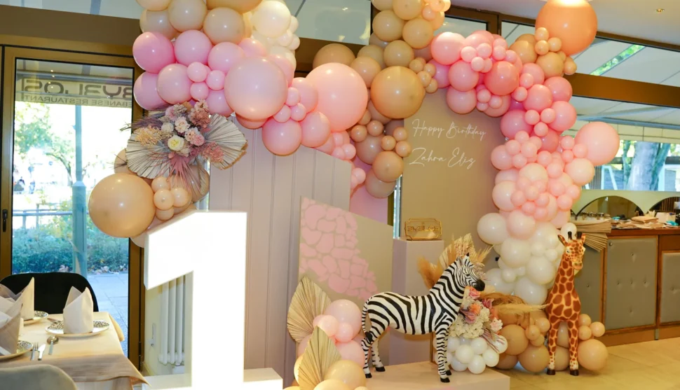 Bunte Geburtstagsdeko mit Ballons im Byblos Restaurant