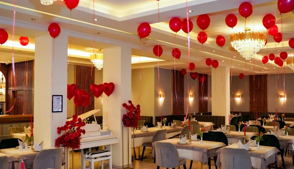 Elegant dekorierter Eventsaal mit roten Ballons im Byblos