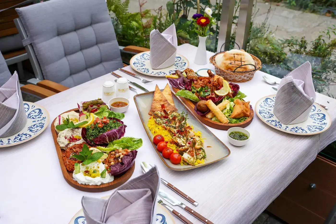 Byblos Vorspeisen im Garten
