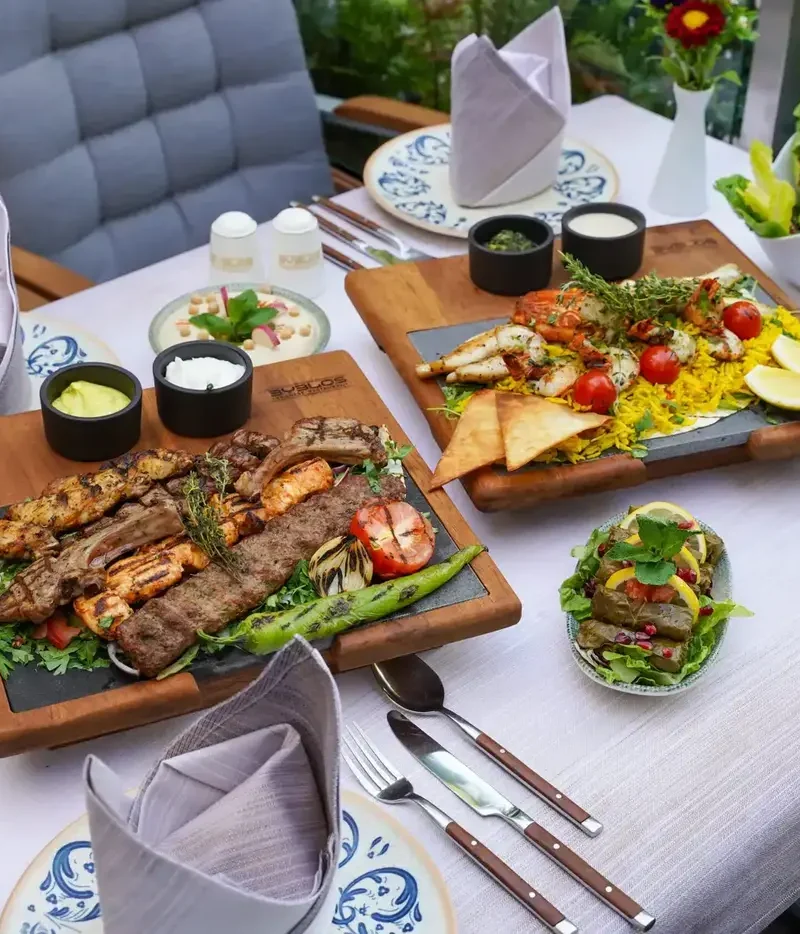 Libanesische Grill- und Meeresfrüchteplatten mit Reis und Beilagen im Byblos