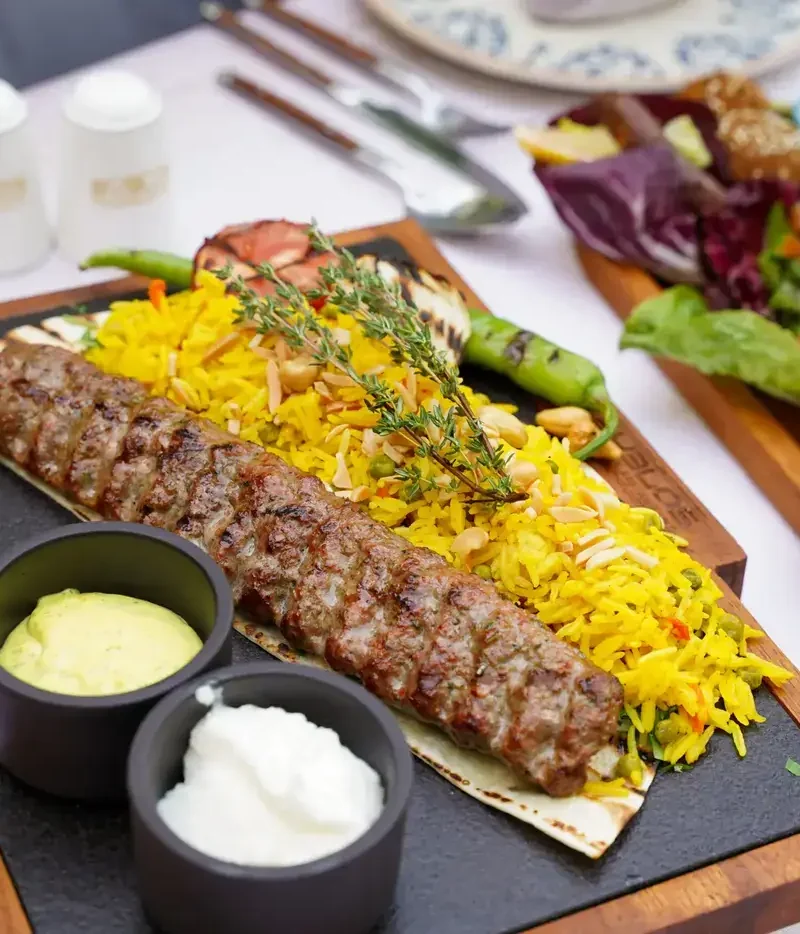 Gegrillter Lamm-Kebab mit Safranreis